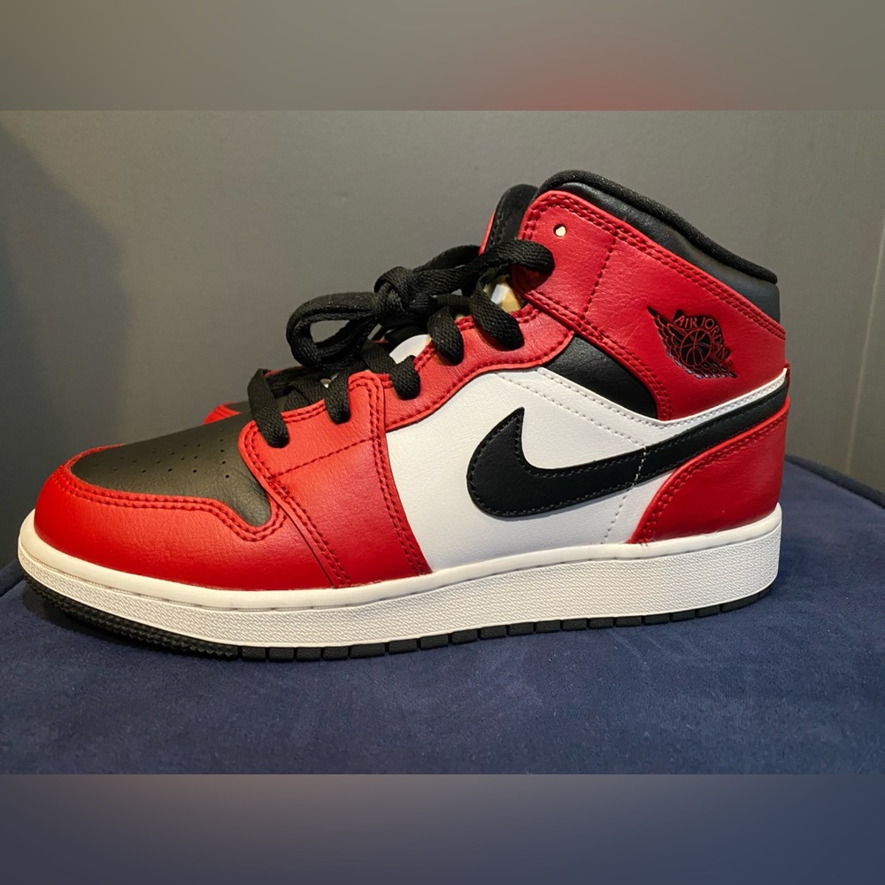 Jordan 1 Mid Chicago Black Toe